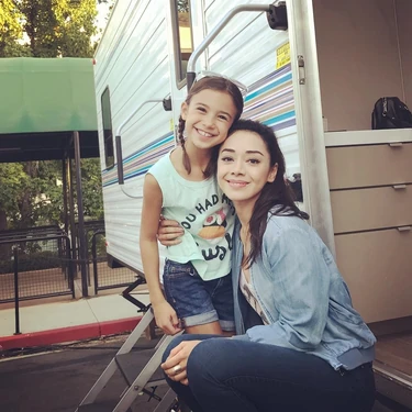 Scarlett Estevez & Aimee Garcia behind the scenes of Season 3