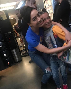 Scarlett Estevez & [[Aimee Garcia behind the scenes of Season 4