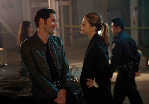 Chloe thanks Lucifer for not telling the Lieutenant about her shooting him