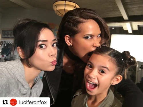 Scarlett Estevez with Lesley-Ann Brandt & Aimee Garcia behind the scenes of Season 3
