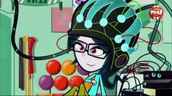 Braianna con el casco de absorcion de informacion