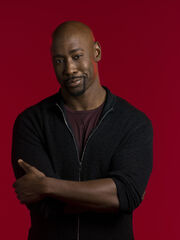 Amenadiel grany przez D.B. Woodside