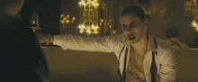 Le Joker et Monster T parlent de Harley.