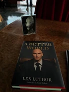 Photo de Mr. Handsome et un livre de Luthor