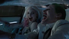 Le Joker et  font un tour en ville.