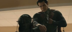 Faora affrontant Superman.