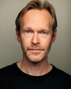 Steven Mackintosh.jpg
