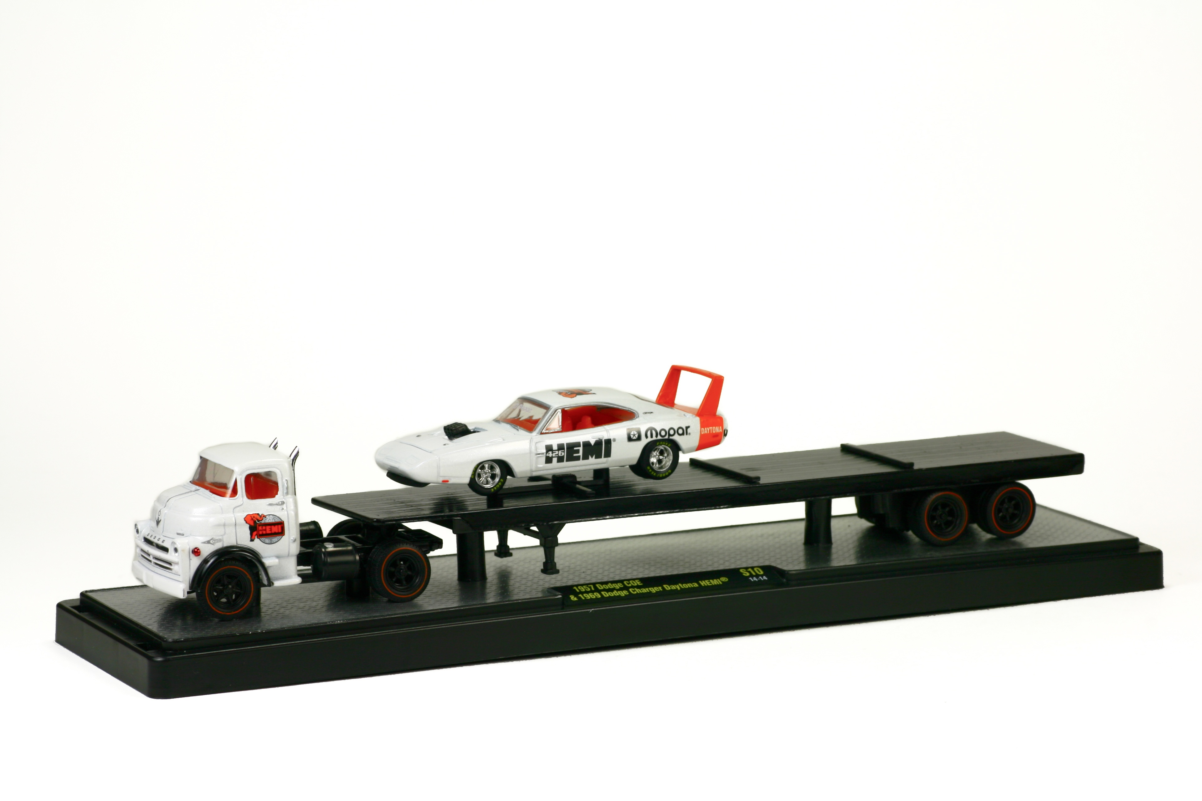 M2 Machines 1957 Dodge 1／64 キャリアカー As the M2 Machines Auto-Haulers line continues to truck