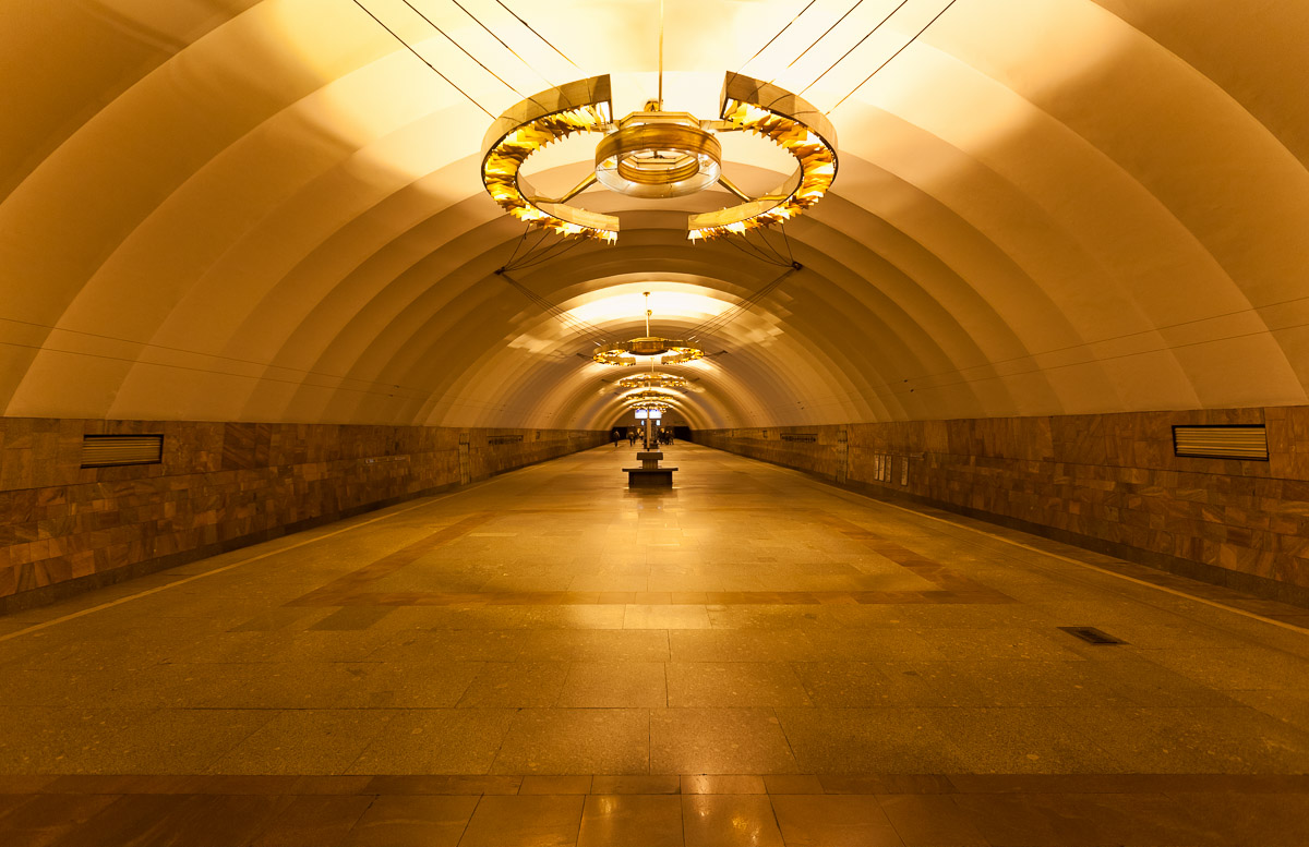 Новочеркасская saint petersburg metro. Новочеркасская станция метро. Станция метро Новочеркасская СПБ. Петербургский метрополитен Новочеркасская. Вестибюль станции метро Новочеркасская.