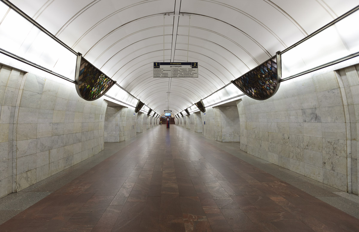 вход в метро трубная