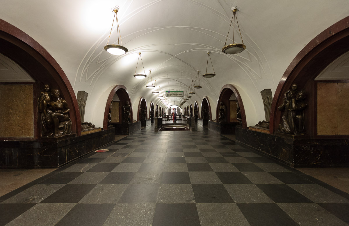 станция метро революции москва