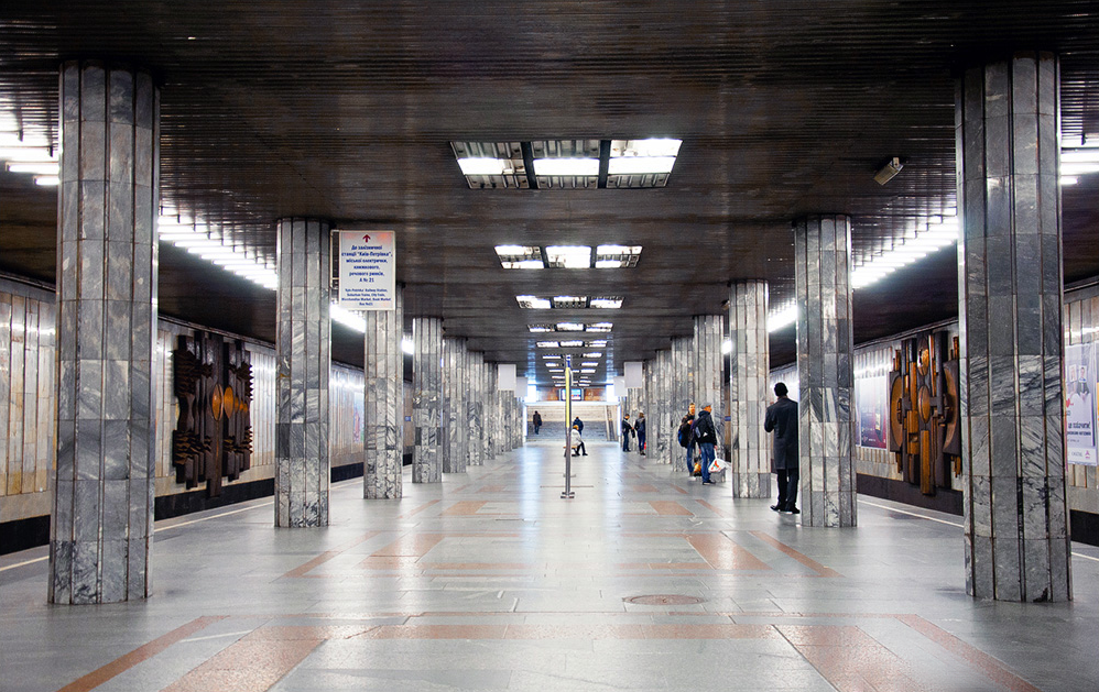 Петровка метро москва. Петровка станция метро. Почайна (станция метро). Киевский станция Петровка. Киевский метрополитен Петрiвка.