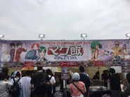 Fans could buy food at the "Macmeshi" booth, which featured Mayor Milia Fallyna Jenius, Lynn Minmay and her family, and Chuck Mustang and his siblings.[11]