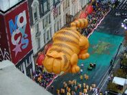 Garfield's tail was slightly bent in the 1999 Parade