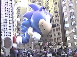 Sonic the Hedgehog palloncino gigante nel Macy's 2011 Giornata del  Ringraziamento Parade Foto stock - Alamy