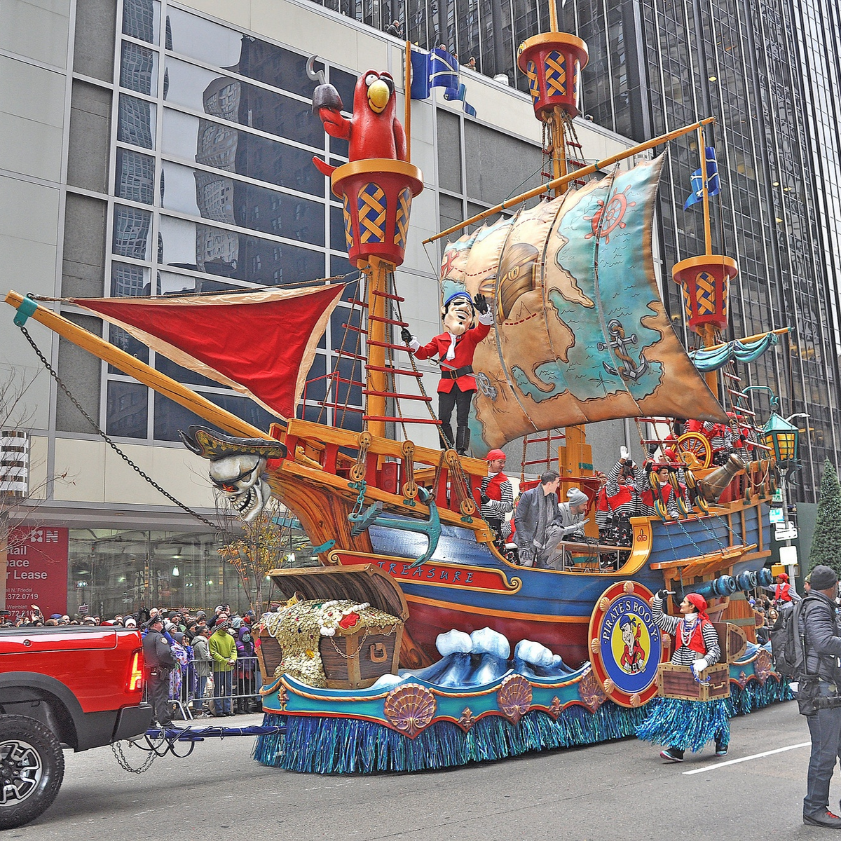 https://static.wikia.nocookie.net/macysthanksgiving/images/4/4f/Piratefloat2016.png/revision/latest/scale-to-width-down/1200?cb=20200524185453