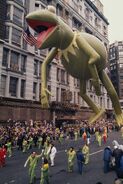 Kermit's right arm was slightly bent in the 1977 Parade