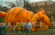 Garfield has problems due to the morning rain in 1998, resulting in him being one of the four balloons to be removed for 1998