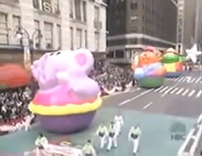 The Weeble balloonicles make their NBC debut on the 2004 NBC telecast.