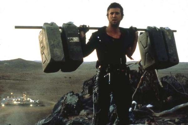 https://static.wikia.nocookie.net/madmax/images/0/08/S0-petrole-dans-25-ans-c-est-mad-max-111107.jpg/revision/latest?cb=20210423220402&path-prefix=fr
