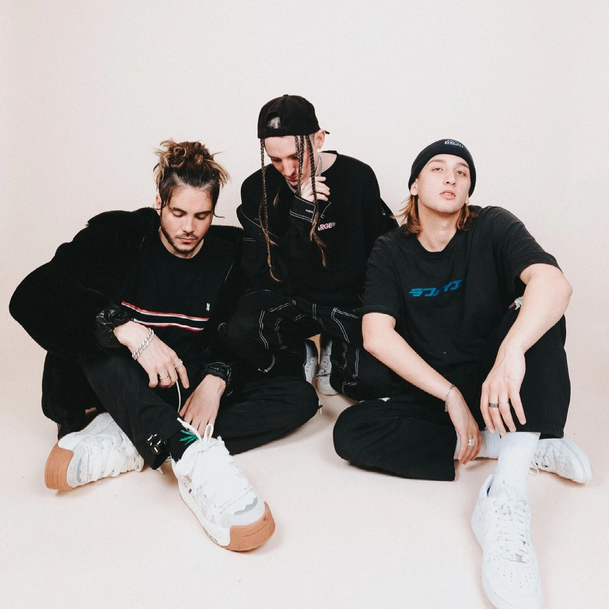 Chase atlantic right here обложка. Chase atlantic mp3. Chase atlantic mp3. Chase atlantic чейз атлантик. Chase atlantic группа.