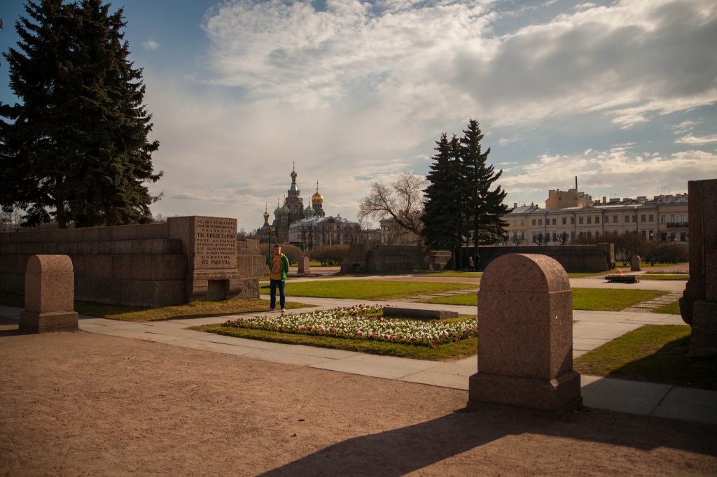 Марсово поле 2. Марсово поле в Санкт-Петербурге. Марсово поле, Санкт-Петербург, Марсово поле. Вечный огонь Марсово поле в Санкт-Петербурге.