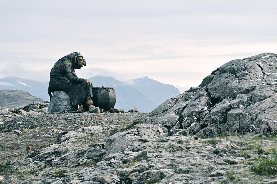 Грила исландский монстр. Шангри ла город. Шангри ла город. Шан грила. Шан грила.
