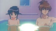 Mahoro y Saori tomando un baño