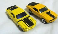 ImagesCAX2YFKZ.jpg (8 KB) Maisto Ford Mustang Boss comparison with Hot Wheels model by Mustang 97