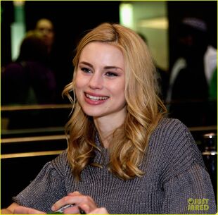 Zoey-deutch-lucy-fry-vampire-academy-houston-signing-09