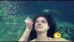 Mako Mermaids - Episode 1x01 publicity still of Lucy Fry & Chai Hansen