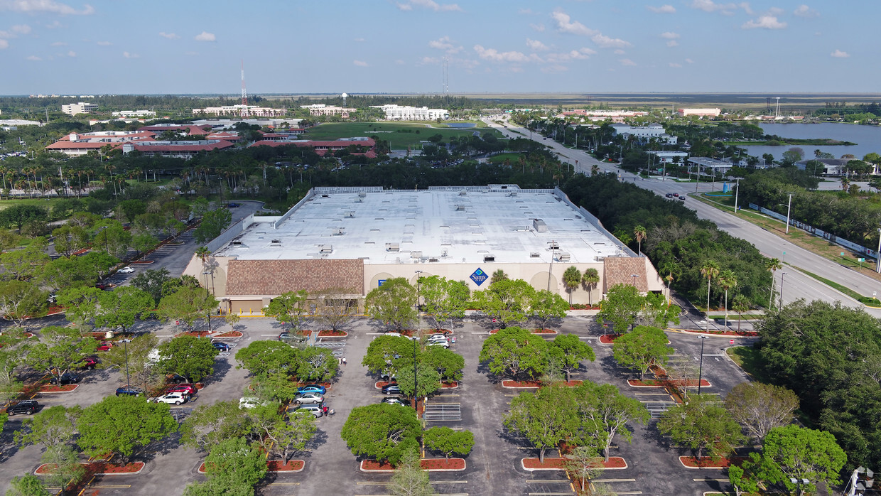 Aerial tour Sawgrass Mills Outlet Mall, Stock Video