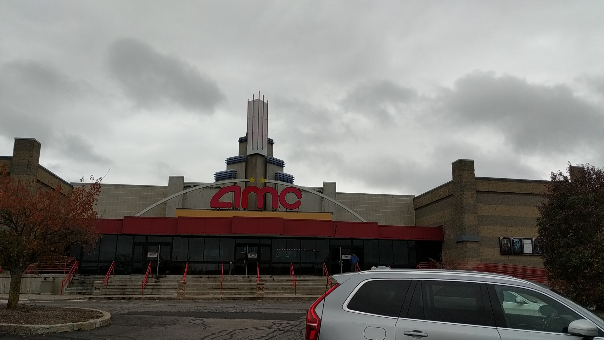 https://static.wikia.nocookie.net/malls/images/9/94/Exterior_Of_An_AMC_Theatres_In_Braintree%2C_Massachussetts%2C_Which_Opened_On_May_21%2C_1993.jpg/revision/latest?cb=20190509151416