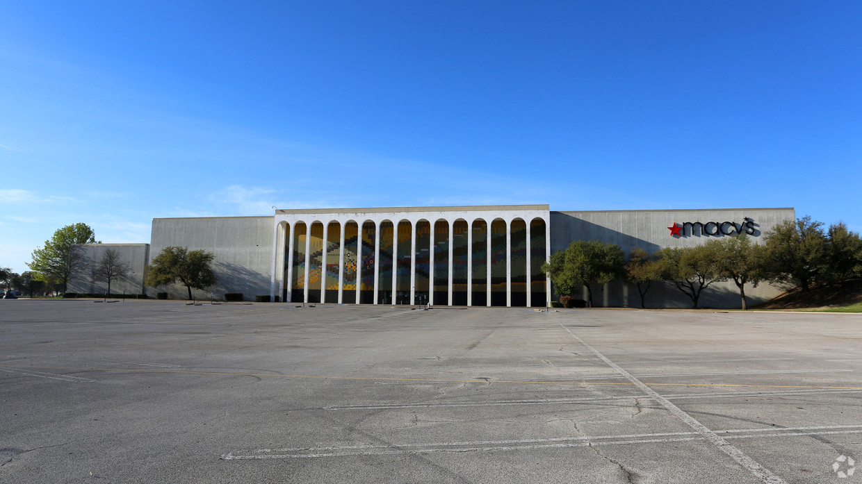 Macy's discount shopping site to open at Hulen Mall in Fort Worth