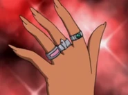 Fish ring on Chaton's middle finger.