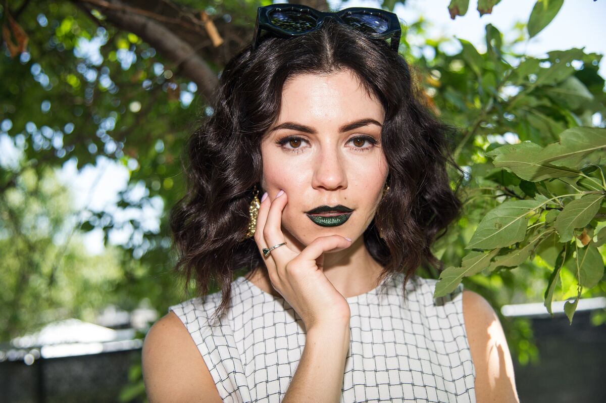 Seventeen marina and the diamonds. Marina Diamandis. Marina and the Diamonds фото. Marina at the Diamonds. Marina Singer собачьими.