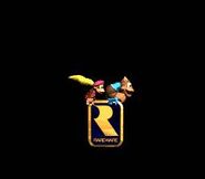 Dixie y Kiddy rebotando en el logo de Rare antes del inicio de Donkey Kong Country 3.