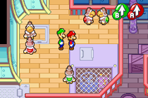 Mario et Luigi accompagnés de quelques membres du personnel.
