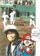 Photo de Sawada assistant à l'entraînement de l'équipe de baseball japonaise des Yomiuri Giants, entouré de Mario dans le mot de l'auteur du volume 16 de Super Mario Manga Adventures