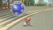 Super Bocina y Caparazón Azul.webp (300 kB) En Mario Kart 8