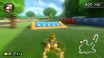 Mario d'or empruntant la rampe près du chemin sinueux (Mario Kart 8 Deluxe)