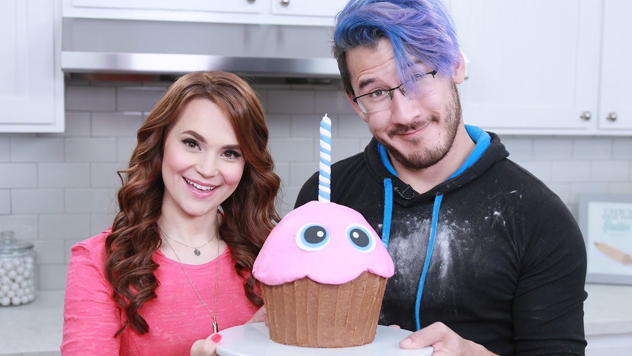 Five Nights At Freddys Giant Chica S Cupcake Ft Markiplier Markiplier Wiki Fandom Blue, es la mejor amiga de zoey. five nights at freddys giant chica s