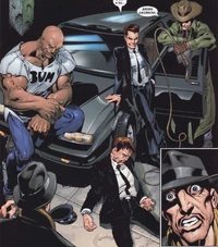 Громилы поджидают Джеймсона на автостоянке.