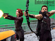 Scarlett Johansson y Jeremy Renner en el set de The Avengers.