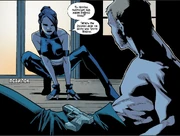 "Псайлок" отдает украденное оружие Китти Джимми Хадсону.