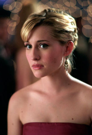 Chloe Sullivan | Chloe sullivan, Short hair styles, Chloe smallville