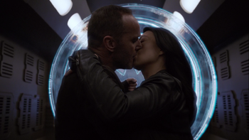 Beso de Coulson y May