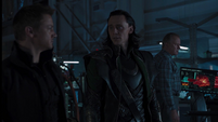 Loki controla a Barton y Selvig