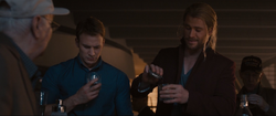 Thor le informa a Rogers del trago - AOU