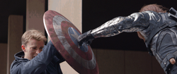 Winter Soldier golpea el escudo de Capitan America